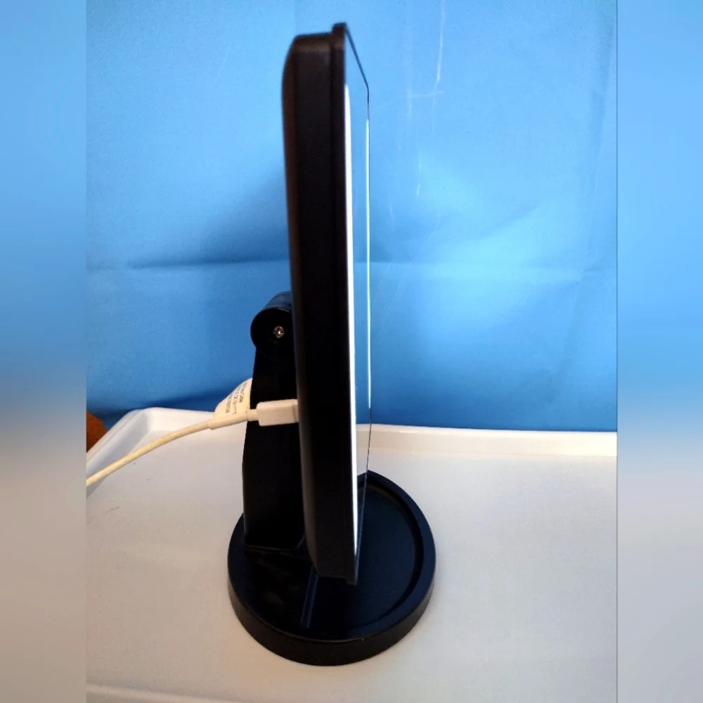 Lighted mirror with vanity tray. It runs on (4) A batteries/micro USB charger.